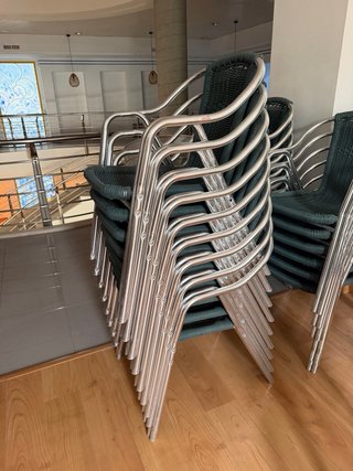 Sillas apilables mimbre y metal terraza