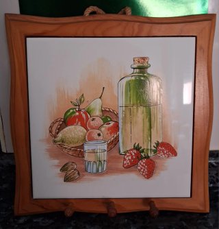 Colgador de baldosa con marco de madera. 26×26 apr