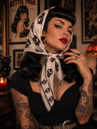Maxi Pañuelo calaveras Mango blanco y negro tachas