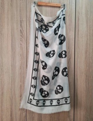 Maxi Pañuelo calaveras Mango blanco y negro tachas