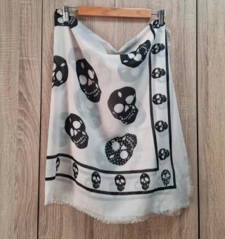 Maxi Pañuelo calaveras Mango blanco y negro tachas