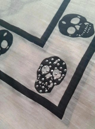 Maxi Pañuelo calaveras Mango blanco y negro tachas