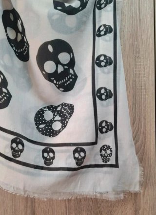 Maxi Pañuelo calaveras Mango blanco y negro tachas