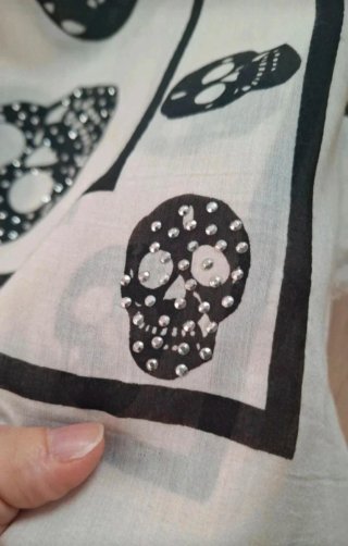 Maxi Pañuelo calaveras Mango blanco y negro tachas