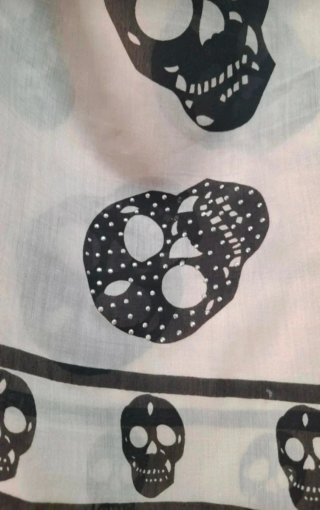Maxi Pañuelo calaveras Mango blanco y negro tachas