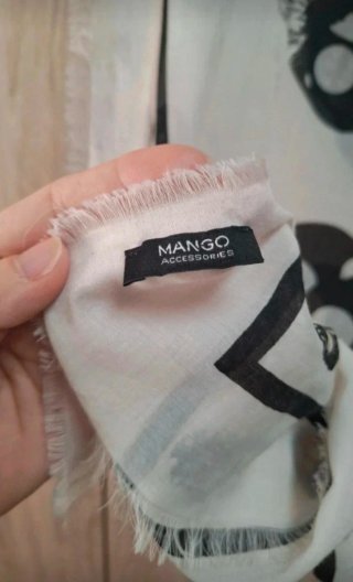 Maxi Pañuelo calaveras Mango blanco y negro tachas