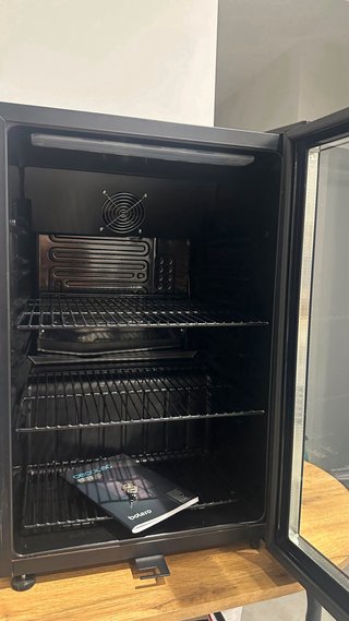 Frigorífico negro con puerta de cristal