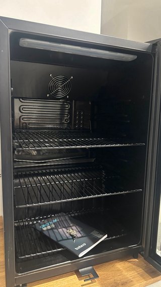 Frigorífico negro con puerta de cristal