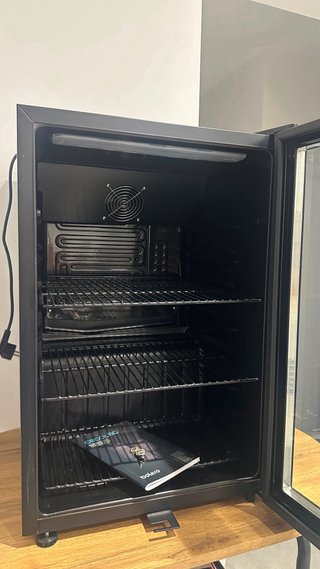 Frigorífico negro con puerta de cristal