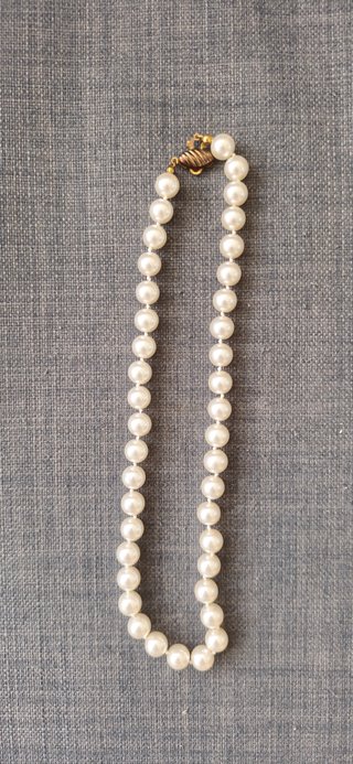 Collar de perlas con cierre dorado