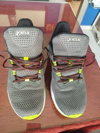 Deportivas Joma grises y rojas