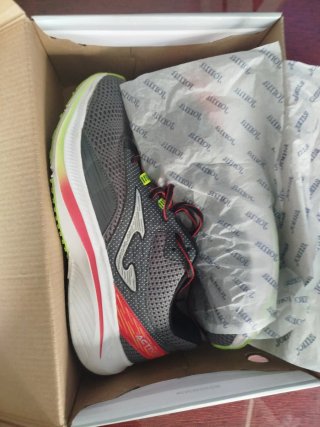 Deportivas Joma grises y rojas