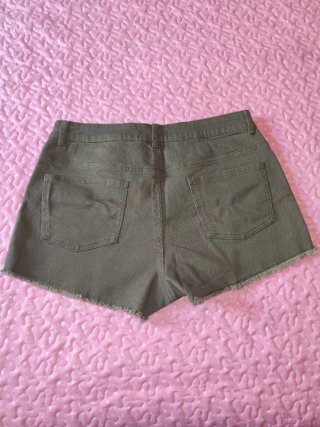 Pantalón corto verde militar talle alto