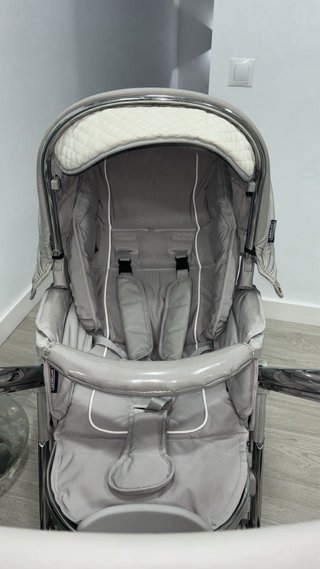 Carro de bebé con capazo, silla y sombrilla,