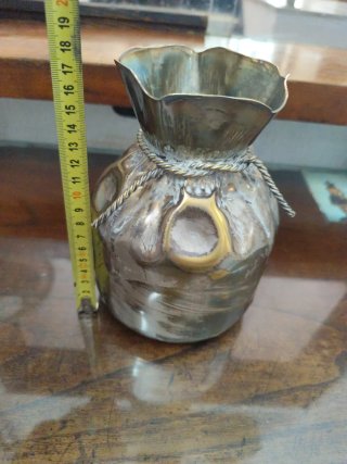 Jarrón metálico estilo bolsa