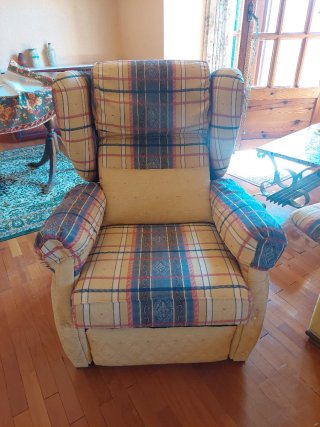 Conjunto sofá y dos sillones a cuadros