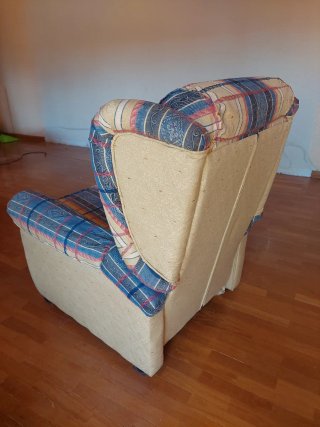 Conjunto sofá y dos sillones a cuadros