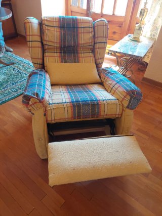 Conjunto sofá y dos sillones a cuadros