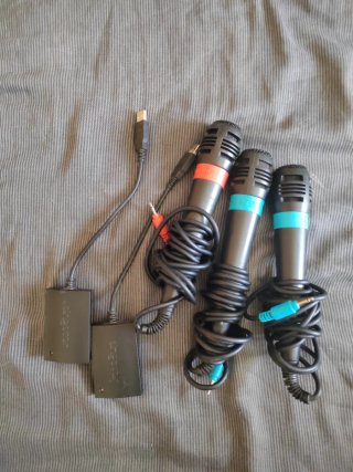 Lote Singstar PS2: 2 Juegos + 3 Micrófonos