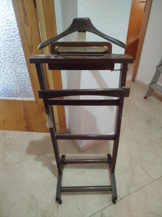 Perchero de madera y metal