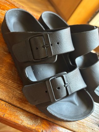 Chanclas negras con hebillas