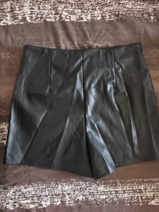 Pantalones cortos efecto piel negros