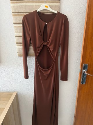 Vestido marrón largo con abertura