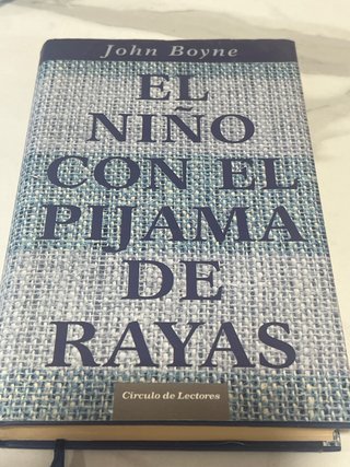 El niño con el pijama de rayas