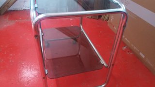 Mesa auxiliar cristal y metal con ruedas