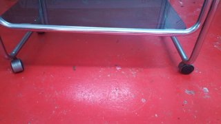 Mesa auxiliar cristal y metal con ruedas