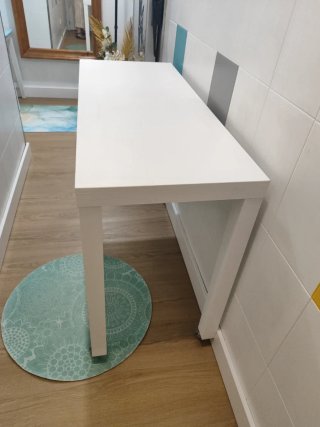 Mesa auxiliar blanca de madera con ruedas