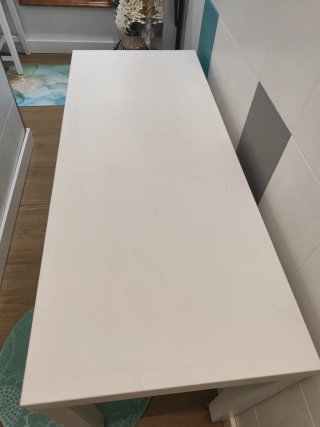 Mesa auxiliar blanca de madera con ruedas