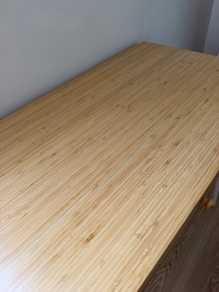 Escritorio madera color bambú, con patas metalicas