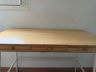 Escritorio madera color bambú, con patas metalicas