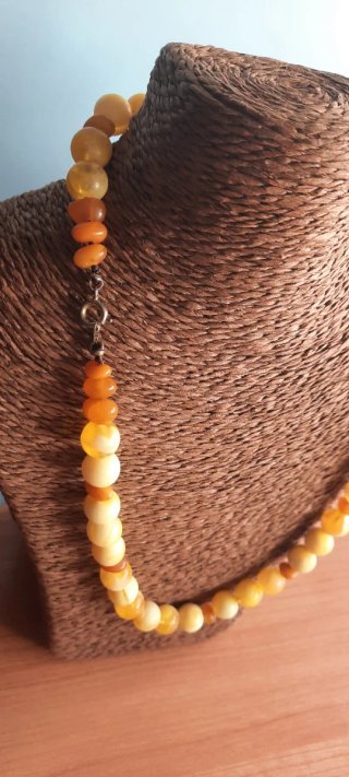Collar vintage estilo ámbar naranja y amarillo.