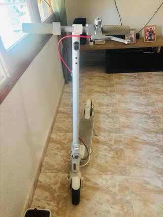 Patinete Xiaomi blanco con cargador