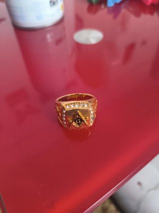 Anillo Dorado con Símbolo Masónico