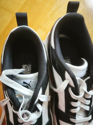 Zapatillas Puma Negras y Blancas