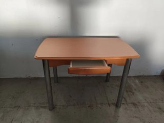 Mesa de cocina con cajón y patas metálicas