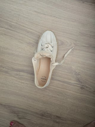 Zapatillas de lona beige y blancas