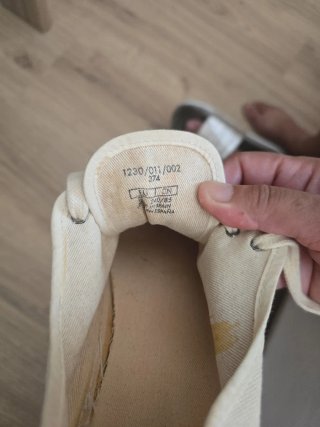 Zapatillas de lona beige y blancas