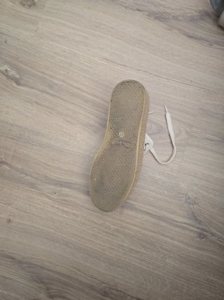 Zapatillas de lona beige y blancas