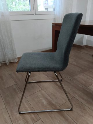 Mesa de madera con 4 sillas