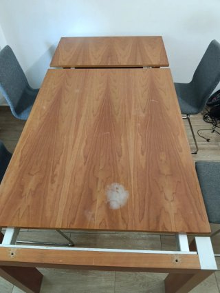 Mesa de madera con 4 sillas