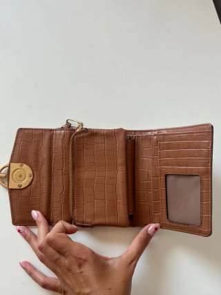 Billetera Parfois beige con detalle dorado