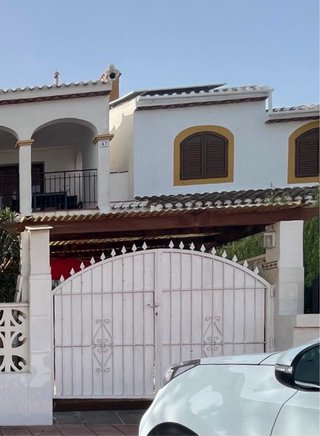 Puerta de jardín blanca