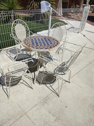 Mesa y sillas de metal con mosaico