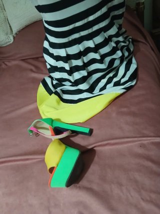 Abito a righe con fascia gialla