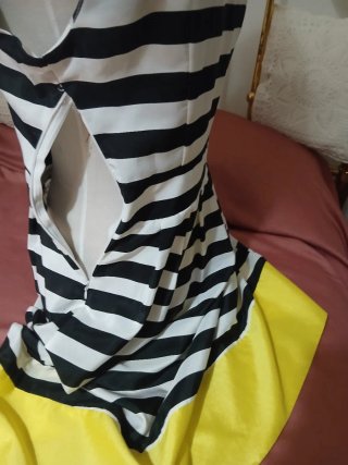Abito a righe con fascia gialla