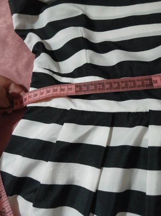 Abito a righe con fascia gialla